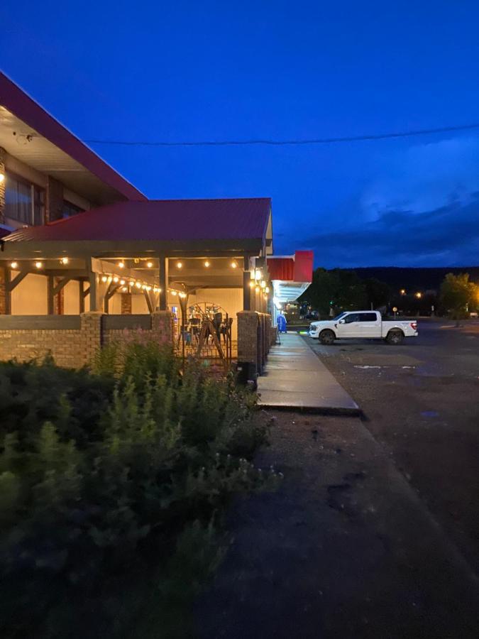 Lakewood Inn 100 Mile House Exterior foto